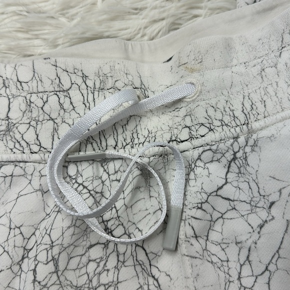 Lululemon Warm Down Jogger *7/8 Length Thread Dye White Black - Picture 2 of 5